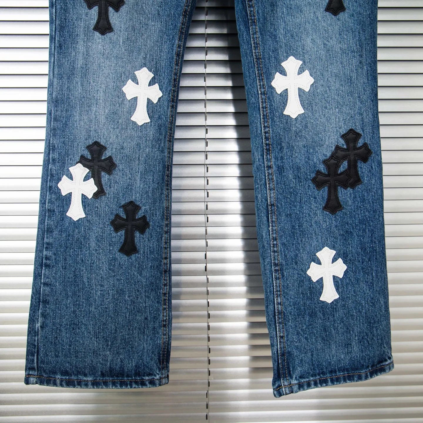 P240 Chrome Hearts Chrome Hearts blue pants, black and white multi-leather jeans, multi-leather label work jeans, ch jeans, all need to be washed and then disassembled and hand-stitched with sheepskin cross leather and then spliced to complete. The whole process is too complicated to describe. About Chrome Hearts This is an extremely luxurious fashion brand that can also be called the nobility of the high street. It has always been an exclusive brand for some hipsters or rich second generations. Compared with ordinary high streets, it is more luxurious and noble. Compared with luxury brands, it is more fashionable and individual. It has always been a brand that I have a special liking for. Style number: 1790# Color: blue Size: 28 30 32 34 36